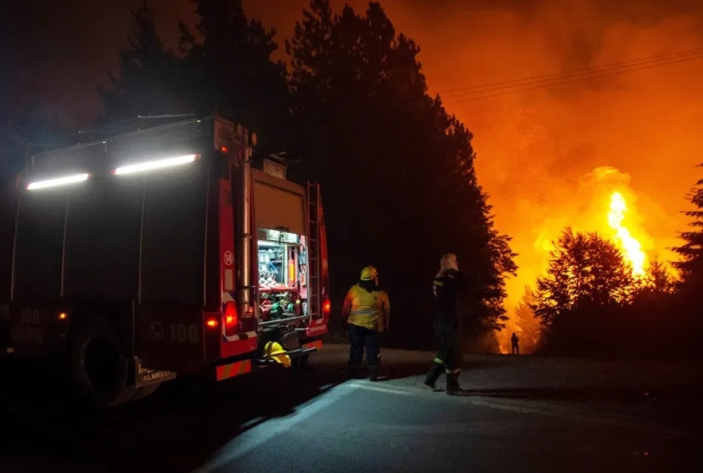 Incendio en El Bolsón: más de 100 brigadistas combaten las llamas en un paraíso natural