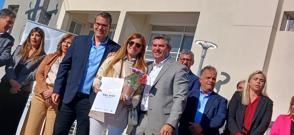 72 familias recibieron las llaves de su hogar en el Complejo Jacarandá
