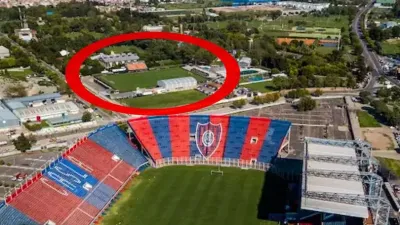 La cancha de Deportivo Riestra: bancos de chapa, platea estilo discoteca y DJ en el entretiempo