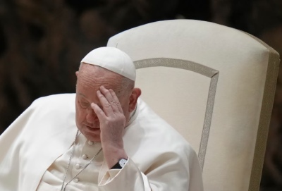 El Papa Francisco sigue en estado crítico, pero estable, tras una insuficiencia renal leve