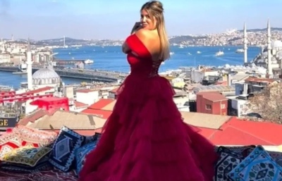 Wanda Nara deslumbra en Turquía con un vestido rojo y un guiño a L-Gante