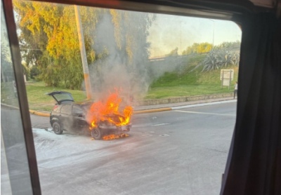 Un auto se incendió en Santa Lucía y generó caos en el tránsito