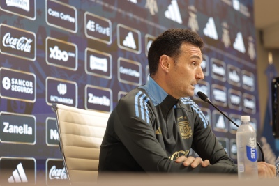 Scaloni bajó la tensión antes del partido con Brasil y confirmó la vuelta de De Paul