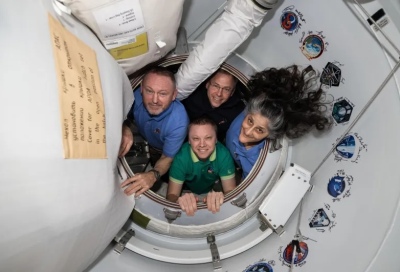 Astronautas regresan a la Tierra tras nueve meses en el espacio