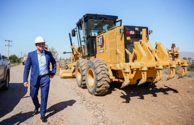 Orrego supervisó el inicio de la pavimentación de la calle Alfonso XIII en Rawson