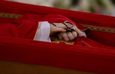 Las primeras imágenes del papa Francisco en su féretro