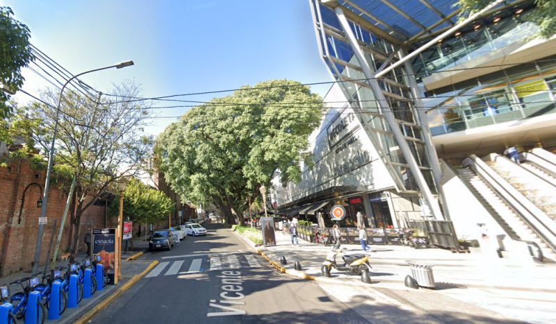 Calle Vicente López que divide al Cementerio de Recoleta con el Shopping